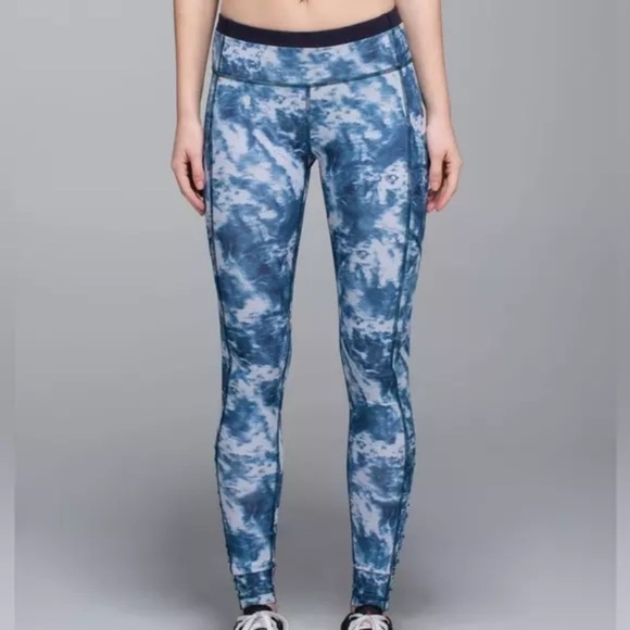 Lululemon Blue and‎ White Speed Tight III Full-On Luxtreme Size 6 - Picture 1 of 9